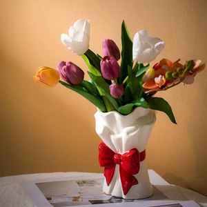 Vase à fleurs en céramique rouge et rose de haute qualité, avec nœud, permettant de réaliser des arrangements floraux créatifs avec facilité - Product Image 3