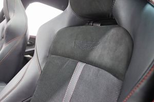 NICELY UAED 2024 DBX 707 AWD SUV, Motor de 9 Velocidades, 697 HP, 4L V8 - Product Image 2