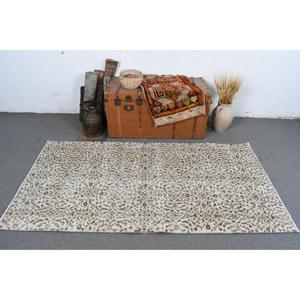 Tapis turc vintage 3,5x6,6 pi (106x202 cm), tapis floral blanc et marron - Product Image 2