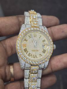 Montre classique ronde en moissanite et diamant, design hip-hop de haute qualité avec mouvement mécanique artisanal pour hommes et femmes - Product Image 1