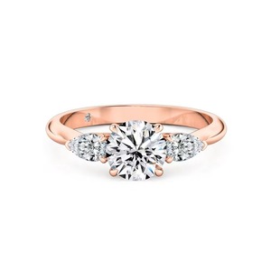 Bague de fiançailles tendance en or massif 14K avec diamant rond flanqué et diamant poire latéral de laboratoire F-VS2, sertie à griffes - Product Image 2