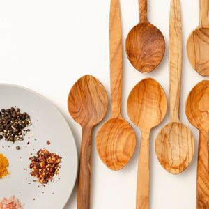 Cuillère en bois de style traditionnel, parfaite pour la cuisine authentique, le service et le brassage des repas quotidiens - Product Image 2