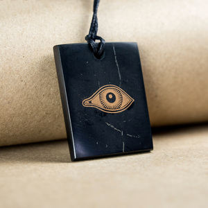Colgante rectangular de shungita pulido con serigrafía Ojo de Horus 1.2*1.6 pulgadas (30*40 mm) - Product Image 1