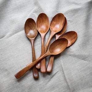 Cuillère en bois durable à long manche, conçue pour faciliter la cuisson, le remuage, le service et le mélange dans les marmites profondes, idéale pour les fêtes - Product Image 4