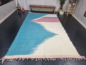 Tapis Zanafi Unique Fait Main Marocain Plat Berbère Tribal Abstrait Blanc Ciel Bleu et Rose Tapis en Laine de Mouton Marokko Teppich - Product Image 6