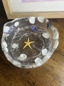 ชามประดับเรซิ่นพร้อมดอกไม้สีชมพูจริงฝังดีไซน์หรูหราเป็นงานฝีมือที่สมบูรณ์แบบกลางหรือแสดงของขวัญจากอินเดีย - Product Image 4