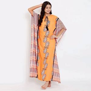 Col rond en rayonne de viscose coupe ajustée avec détails à nouer demi-manches Paisley Trail Loungewear Kaftan - Product Image 2