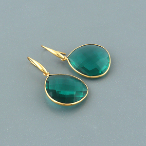 Pendientes hipoalergénicos con apatita de corte checker y cuarzo, con forma de corazón, engaste de bisel, chapados en oro de 18k, con gancho. - Product Image 5