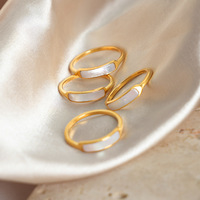 Vente en gros Bagues de mode Plaqué or 18 ct Étanche Bague de doigt de mariage en acier inoxydable Bijoux pour femmes