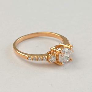 แหวนหมั้นเพชร3เม็ดกลมโมอิส7.00มม. สีเหลืองทอง18K - Product Image 5