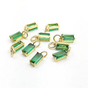 Pendentif en quartz émeraude en forme de baguette en gros |   Charme de naissance en pierre précieuse verte fait à la main - Product Image 2