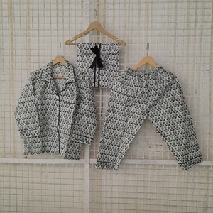 ชุดนอนเด็กผ้าฝ้ายคอตตอนพิมพ์ลายบล็อกดีไซน์ตามสั่งเสื้อคอปกพับลงและกางเกงเอวยางยืดสวมใส่สบาย - Product Image 3