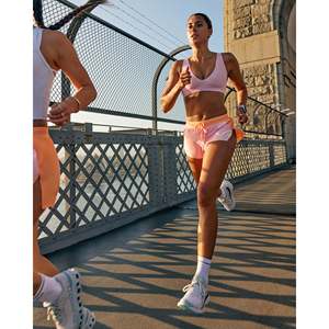 Pantalones Cortos de Running para Mujer Accelerate 3 Mid-Rise - Cantaloupe Marshmallow - Product Image 4