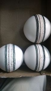 Pelota de críquet de espuma PU con logotipo personalizado, pelota de cuero duro promocional con diseño personalizado - Product Image 5