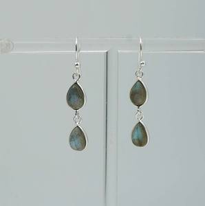 Pendientes con Dije de Labradorita, Piedra de Nacimiento, en Plata de Ley con Forma de Gancho y Dos Piedras - Product Image 3