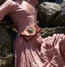 Motif papillon outillé et peint à la main entourant une pierre turquoise sur cuir de vachette Tan foncé - Product Image 4