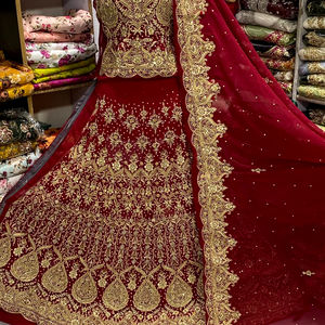 Designer pakistanais Lehenga Choli Broderie à la main lourde Belle et faite à la main Nakshi Dabka Travail avec Dupatta lourd - Product Image 1