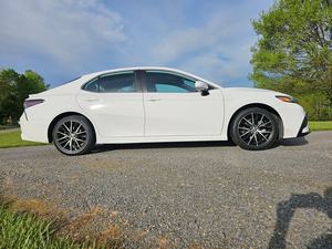 สีขาวเป็นประกาย2023มือสอง Toyota Camry Hybrid SE Nightshade FWD พร้อมล้ออัลลอยด์เบาะหนังระบบนำทางสตาร์ทด้วยรีโมท - Product Image 3