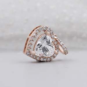 Colgante de Diamantes con Halo de Oro Rosa en Forma de Corazón Romántico, Certificado por IGI, Joyería de Lujo - Product Image 3