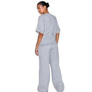 Ensemble de survêtement pour femme coupe décontractée haut à manches courtes et pantalon à cordon parfait pour les voyages et la maison - Product Image 3