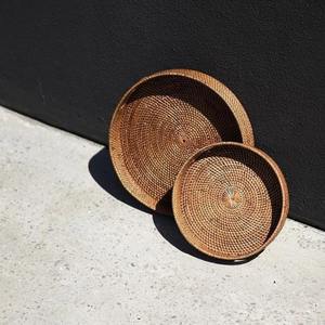 Cadeau de Noël Plateau rond en rotin bohème Artisanat de tissage traditionnel Élégant pour la table et la décoration de la maison - Product Image 1