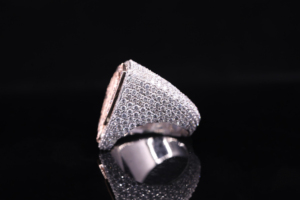 Anillo de Compromiso de Lujo con Moissanita, Banda Gruesa, Centro Solitario, Plata 925, DEF, 0.5 Quilates - Product Image 4