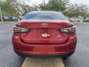 Voiture d'occasion de qualité et abordable, Toyota Yaris iA rouge 2017, conduite à gauche - Product Image 6