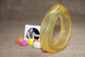 Brazalete de resina transparente de primera calidad para mujer, forma triangular con pulseras y brazaletes de moda tradicionales de Color crema claro - Product Image 2