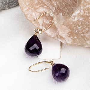 ต่างหูห้อยระย้าทรงคลาสสิกประดับพลอยอเมทิสต์ทรงเหลี่ยมธรรมชาติจาก Memoria Jewels ตัวเรือนทองคำแท้ 18k สีเหลือง ทำด้วยมือ ได้รับการรับรองจาก IGI สำหรับผู้หญิง - Product Image 5