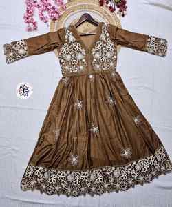 Opulento satén Salwar Kameez con impresión digital y Dupatta bordada para sofisticación estacional. - Product Image 3