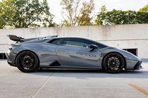 Huracán STO 2022, 5,000 millas, motor V10 de 5.2 litros y 631 hp, color Grigio Telesto, escape de titanio Akrapovic - Product Image 2