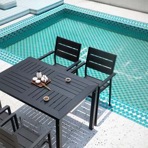 Sedia da esterno moderna nera con comoda struttura in alluminio e stecche in legno di plastica impilabili Design francese per uso Patio - Product Image 3