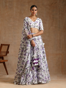 Lehenga Choli blanc à imprimé floral avec motif de fleurs violettes et dupatta, tenue ethnique de créateur pour mariage, fête et occasions festives - Product Image 3
