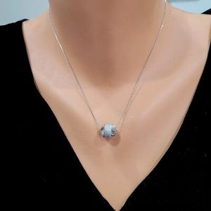 Collier tendance en argent sterling 925 avec pendentif boule rayée blanche - Product Image 1