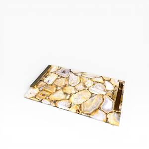 Plateau rectangulaire en agate naturelle avec des couches de cristal neutres douces et une base dorée surélevée pour un style d'intérieur élégant - Product Image 3