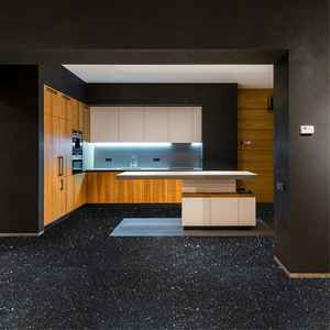 Granito de Galaxia Dorada de alta durabilidad con acabado superficial pulido de motas doradas brillantes para aplicaciones en la sala de estar a la venta - Product Image 5