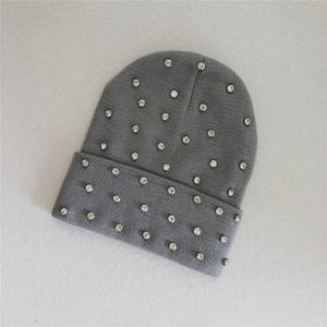 Bonnet en tricot gaufré avec logo personnalisé bonnet d'hiver en cuir chaud avec étiquette tissée avec patch caractère et impression de points - Product Image 4