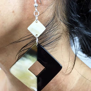Boucles d'oreilles en corne de conception unique et meilleure forme carrée exigeante pour filles et femmes accessoires meilleur produit de qualité - Product Image 1