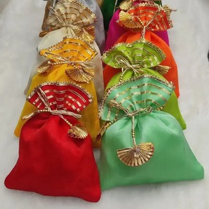 Venta al por mayor tradicional indio Potli mujeres bolso hecho a mano Diwali regalo embrague monedero devolución regalo embalaje cordón potli - Product Image 2