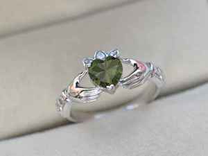 Bague Claddagh Moldavite en argent sterling Bijoux faits à la main représentant l'amour Fidélité Amitié - Product Image 2