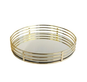 Elegante bandeja de metal y vidrio espejo con acabado superior, perfecta para la decoración de mesas en hoteles y hogares con estilo. - Product Image 5