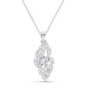 Pendentif Liona en argent plaqué rhodium avec chaîne, design floral animalier vintage orné de diamants et de perles, idéal pour les fiançailles, les mariages ou comme cadeau. - Product Image 1