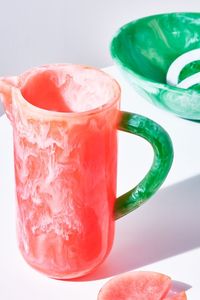 เหยือกน้ำเรซินโพลีเอสเตอร์ทำด้วยมือดีไซน์คลาสสิกลวดลายหมุนสำหรับห้องครัวของขวัญคริสต์มาส - Product Image 3