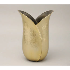 Jarrón de Metal Dorado Martillado con Diseño de Pétalos Abiertos Curvos, Jarrón Decorativo para Dormitorio de Hotel, Jarrón Moderno para Flores de Mesa - Product Image 2