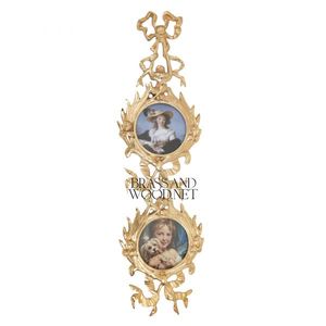 Placas de pared de porcelana triple Retratos y flores en marcos de latón macizo dorado - Product Image 2