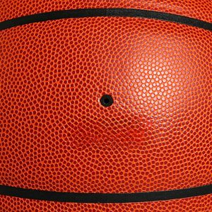 Pelota de baloncesto de microfibra con vejiga de butilo duradera para escuelas y clubes deportivos con agarre antideslizante para partidos de cancha interior - Product Image 5