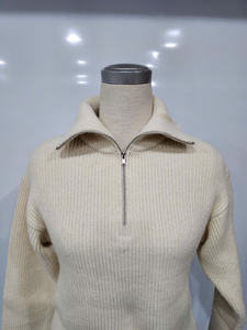 Pull en maille avec petit motif jacquard, col haut de 7cm avec fermeture à demi-zip, manches longues et emmanchure carrée. - Product Image 3