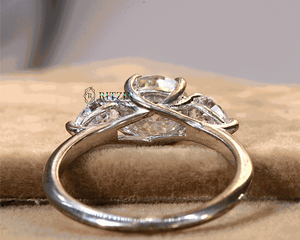 Bague de fiançailles en argent sterling à trois pierres de moissanite taille ronde, sertie à griffes, design élégant - Product Image 5