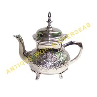 Silberfarbene Messing-Kaffeekanne im Arabischen Stil, Handgefertigt, Umweltfreundlich, Langlebig, Lebensmittelecht, Tragbar, mit Geätztem Blumendesign und Metallpaneelen