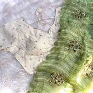 Último Diseño de Atuendo, Estilo Moderno, Sari Puro Brillante con Motivos de Diseño Elegante, Trabajo de Calado, Exportador y Proveedor Indio - Product Image 1